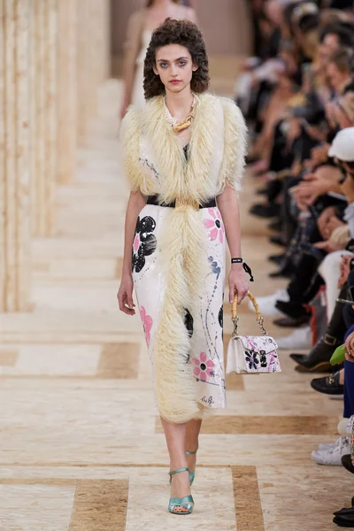 Look 24